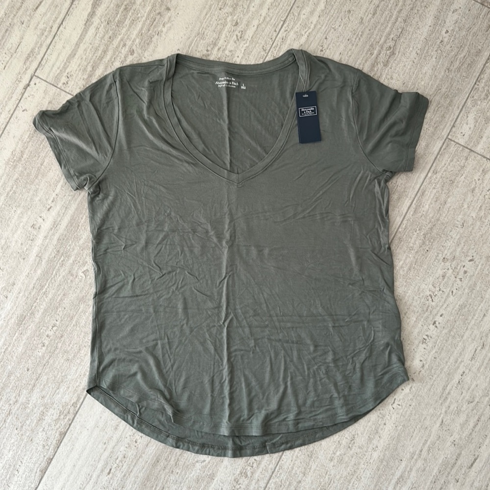 NWT- Women’s Abercrombie and Fitch Drapey V-Neck Tee. Light green. Large.